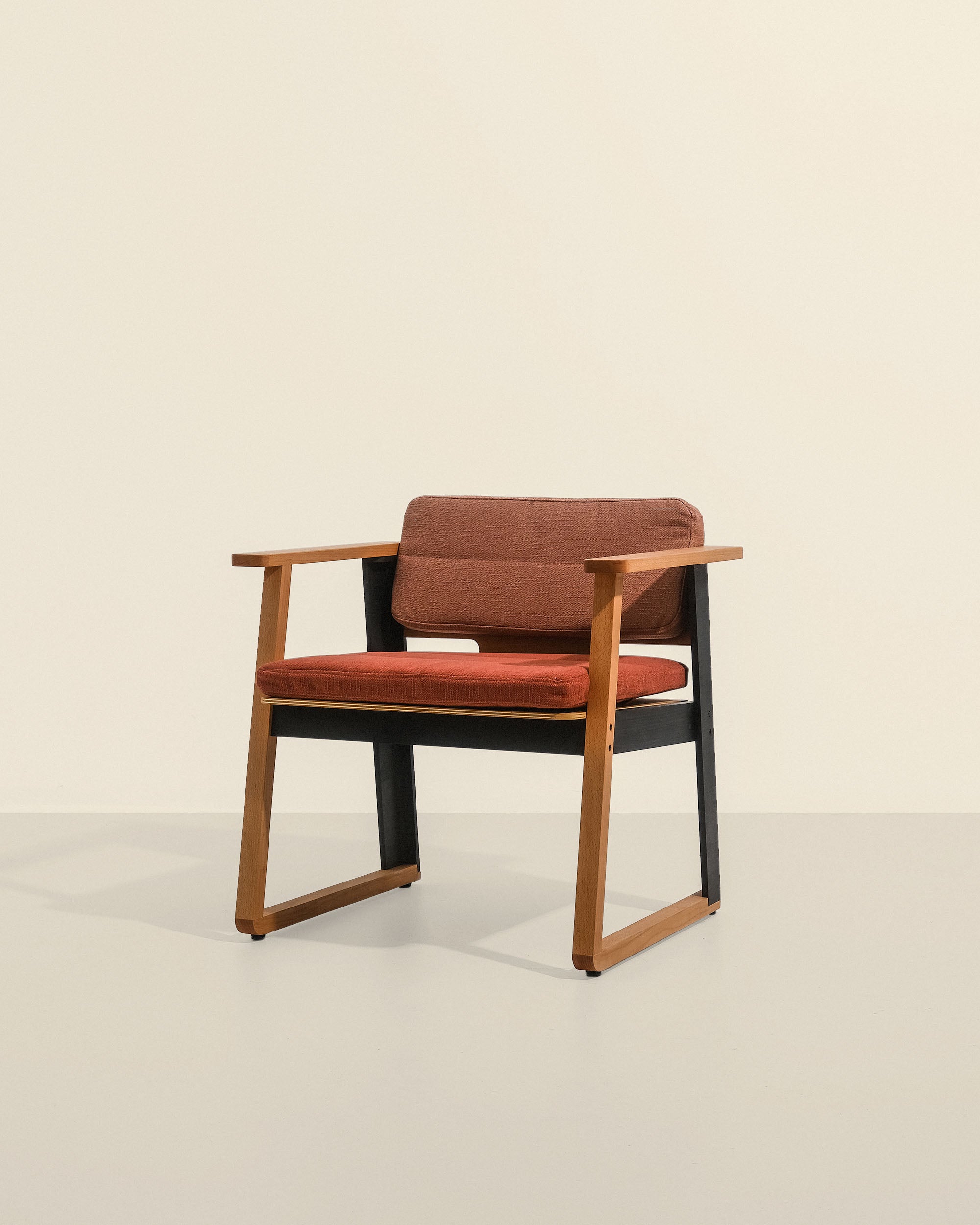 Niu Armchair 001